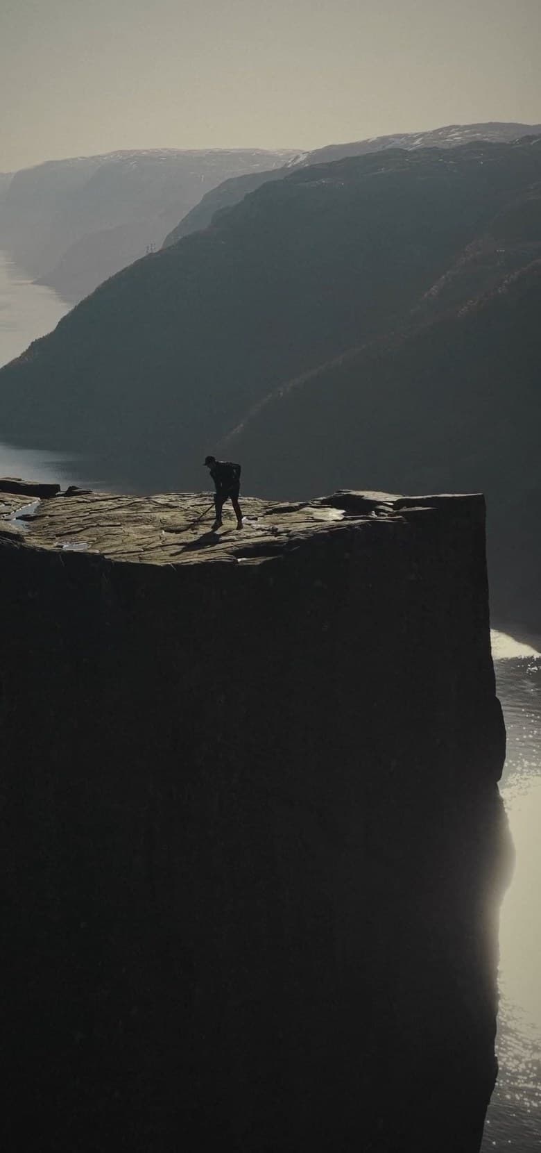 Barber ytterst på kanten av Preikestolen, med stupet ned mot Lysefjorden